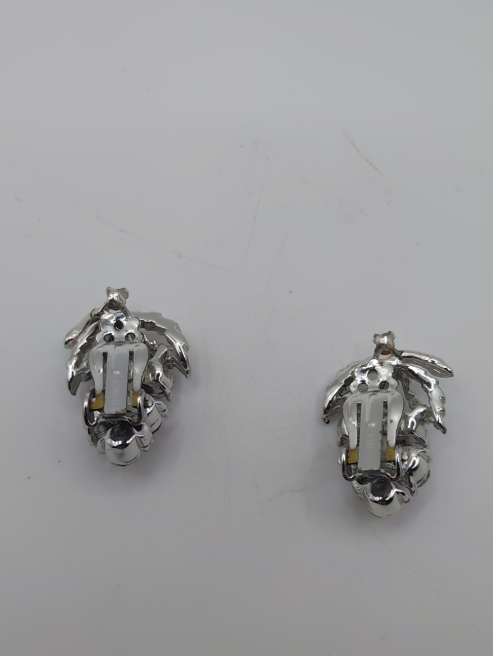 Lisner Red Ab And Silver Tone Grape Cluster Clip On Earrings Vintage - Picture 4 of 6